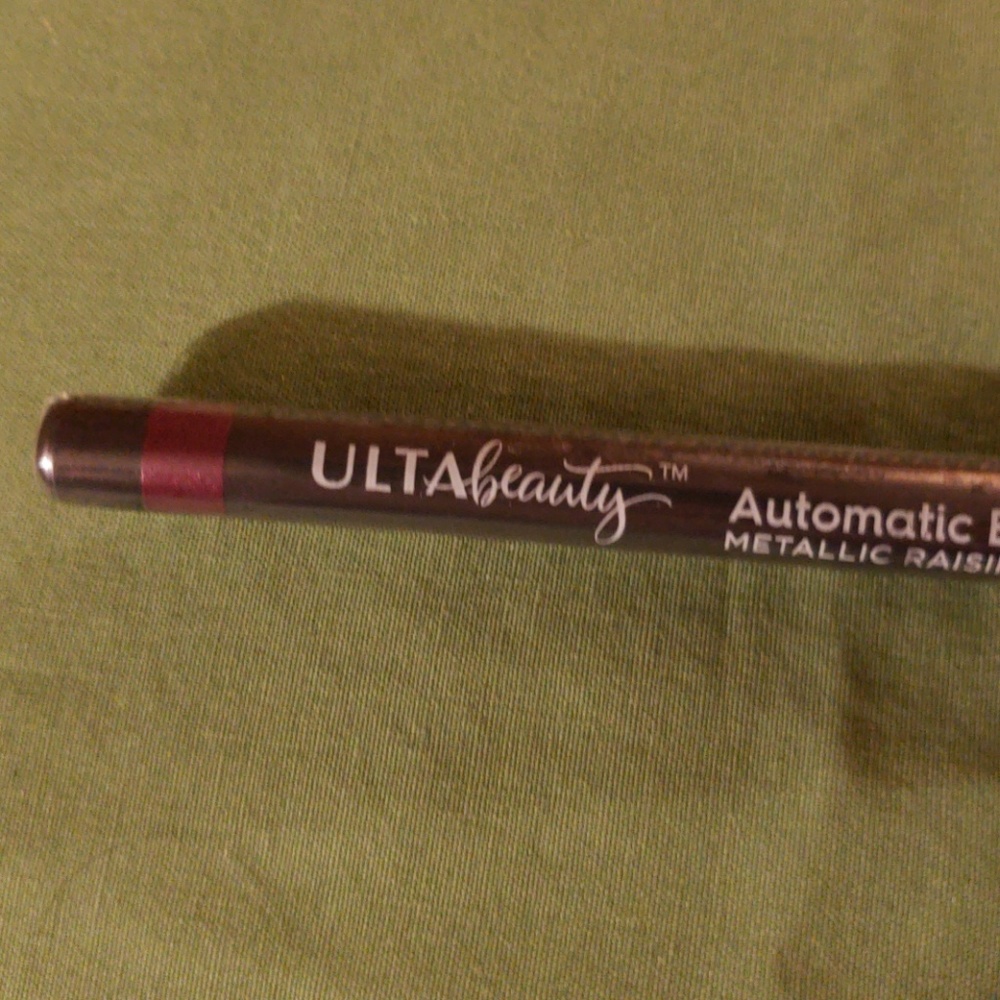 Metallic raisin color eye liner